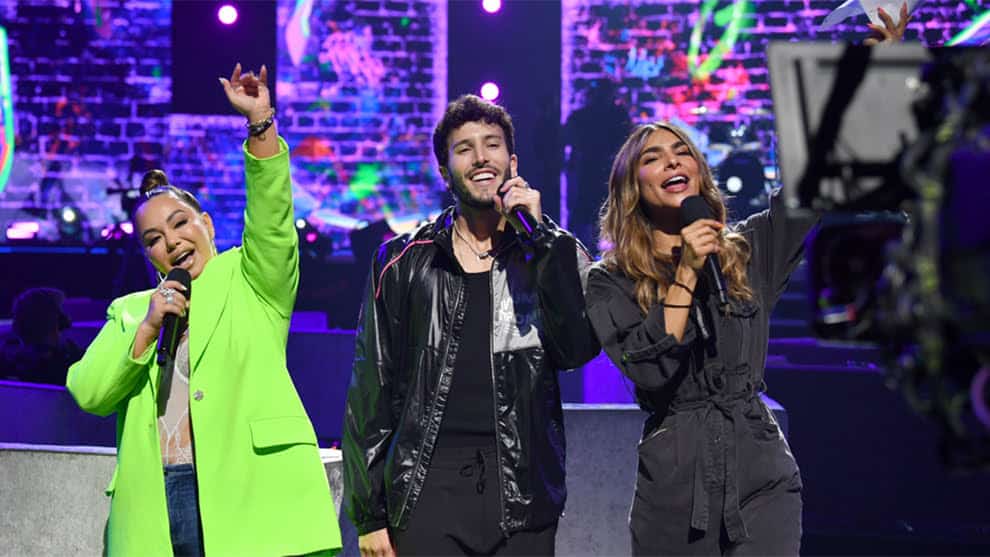 Karol G y Bad Bunny arrasan con los Premios Juventud 2021