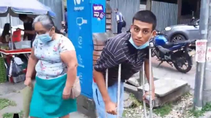 ¡INDIGNANTE! Hombre amenaza de muerte a ciudadanos que le reclaman por estar pegandole a su abuelita (VIDEO)