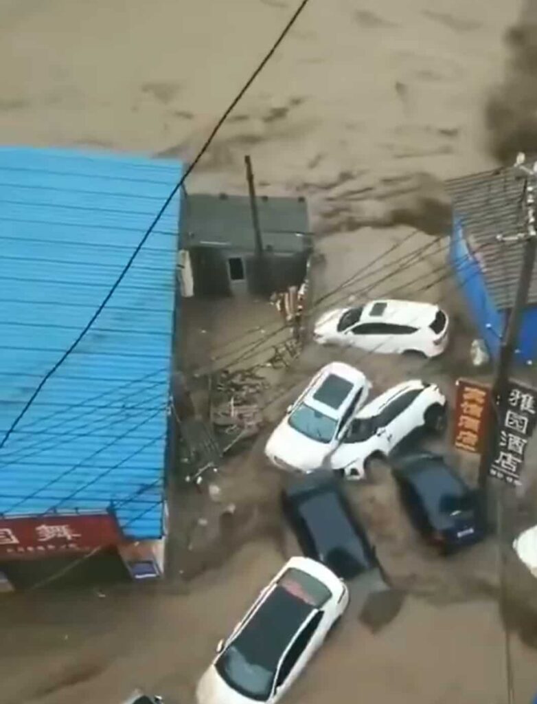 En Henan (China): Un tifón azota la región provocando el colapso de una presa (+vídeo)