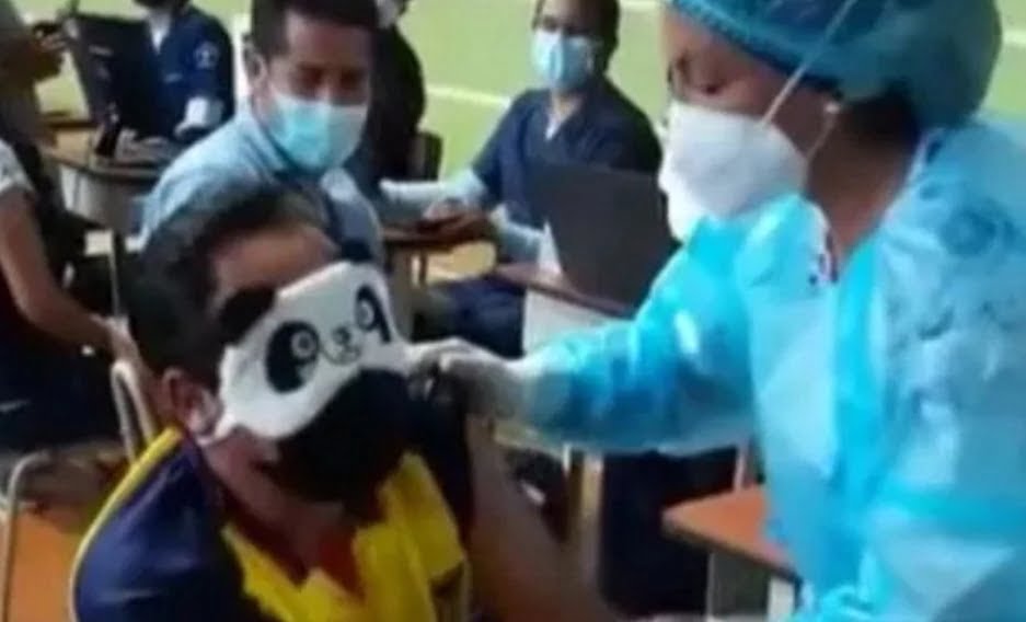Hombre aterrado por las agujas protagonizó graciosa escena en puesto de vacunación (VIDEO)