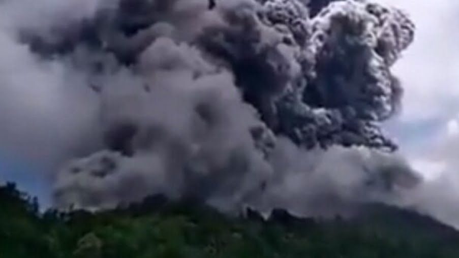 Volcán Sinabung de Indonesia entra en erupción (VIDEO)