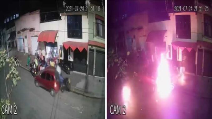 Motociclista chocó con carro estacionado y terminó envuelto en llamas (VIDEO)