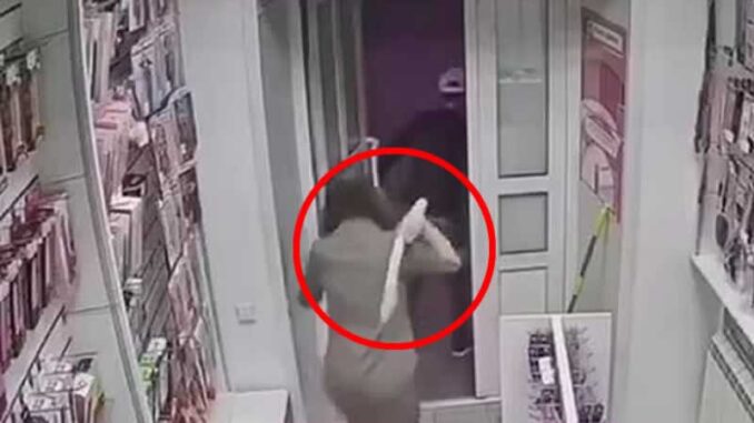 A punta de vibrador encargada de tienda erótica sacó a un ladrón corriendo