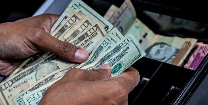 El dólar oficial cerró ésta semana en 4.123.464,32