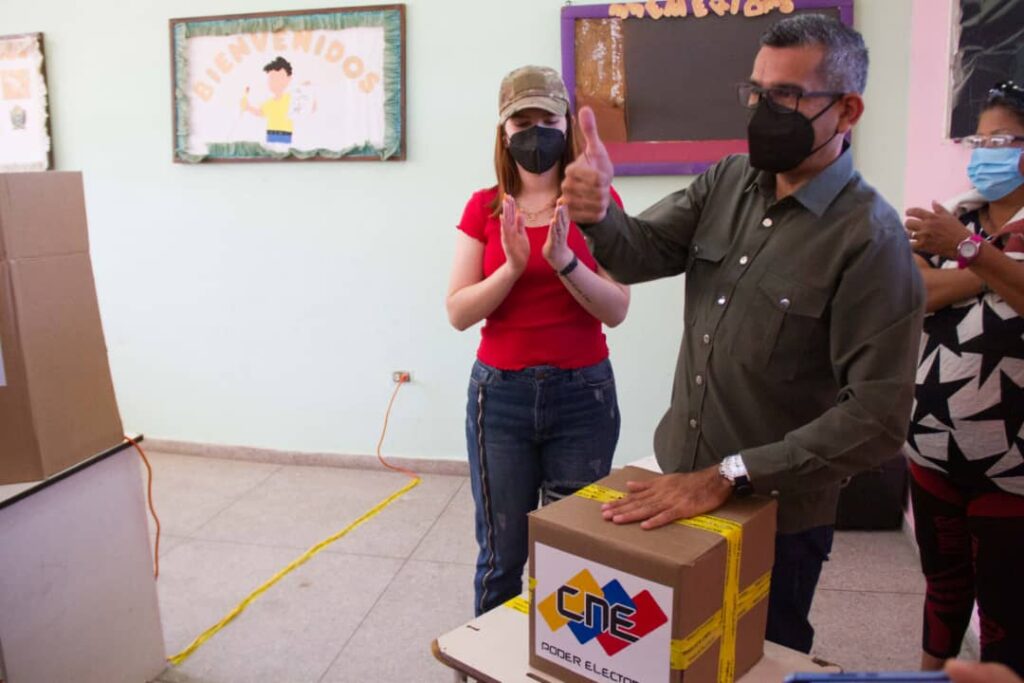 Casanova insta a deponer las agresiones políticas, mientras vota en las primarias del PSUV