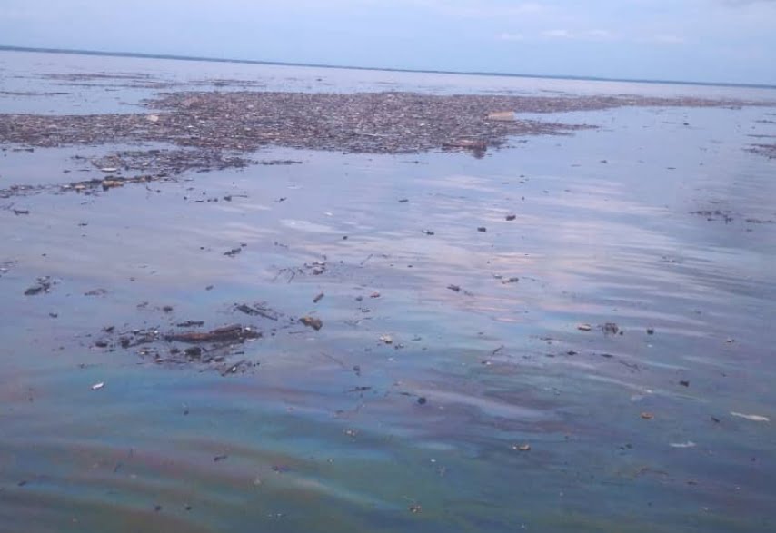 Lluvias causan desastres y los desechos terminan en el lago (FOTOS)