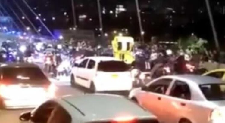 Mujeres lazan billetes en la carretera y generan un tracón (VIDEO)