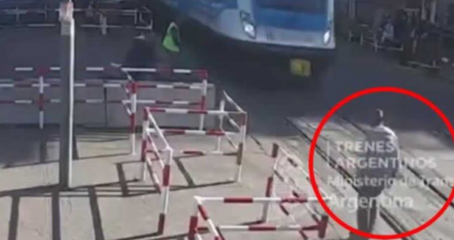 ¡IMPACTANTE! Un hombre que caminaba desprevenido cerca a una vía férrea fue embestido por un tren.