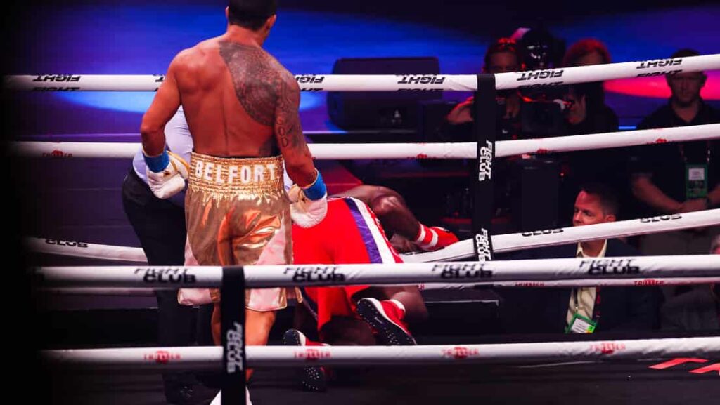 «No había necesidad de esto»: Las redes estallan tras la rápida derrota del legendario boxeador Evander Holyfiel (VIDEOS)