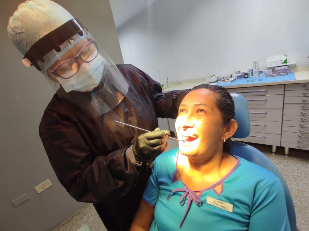 Misión Sonrisa coordinó la colocación de prótesis dentales a pacientes de la tercera edad