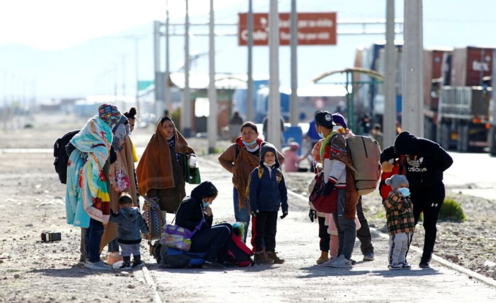 Chile retoma expulsión de migrantes pese a críticas internacionales