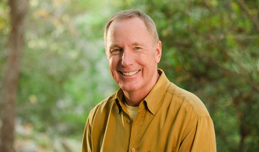 Iglesia de Max Lucado reparte los diezmos a los más necesitados