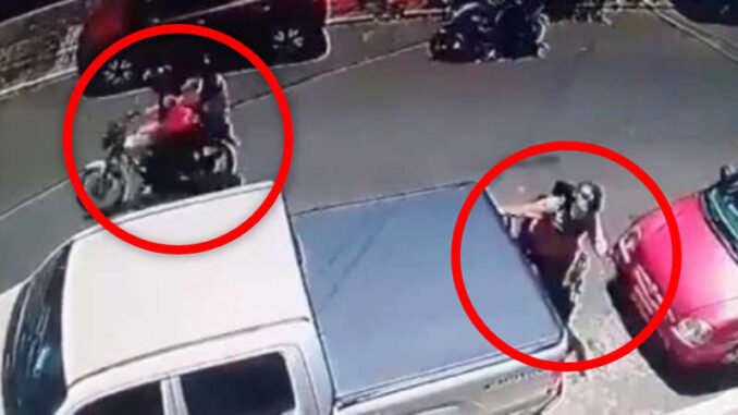 Por robarla, delincuentes empujaron a una mujer en motocicleta y la hicieron estrellar
