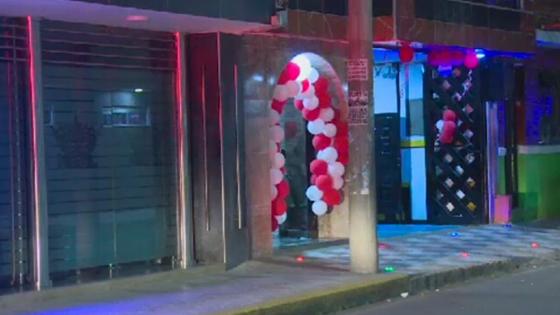 Lanzó a camarera desde un segundo piso porque le interrumpió el delicioso (VIDEO)