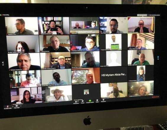 Congresista apareció completamente desnuda durante sesión virtual del Congreso (VIDEO)
