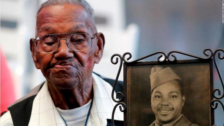 Veterano de la Segunda Guerra Mundial glorifica a Dios al cumplir 112 años