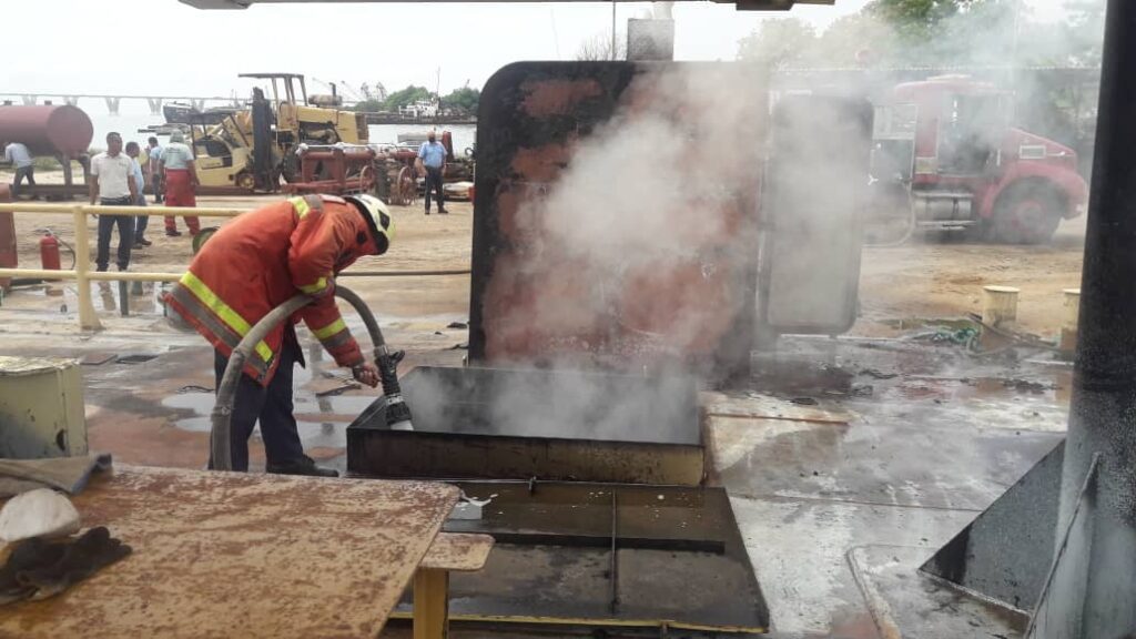 Se incendia una gabarra en el muelle de la firma Alesca