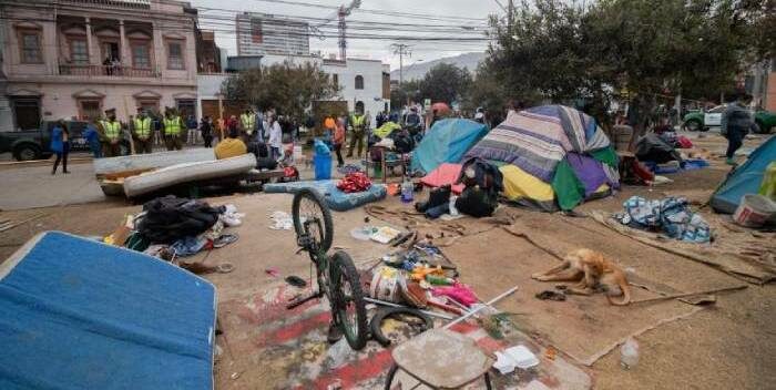 Migrantes venezolanos son desalojados de una plaza en Chile (+fotos)
