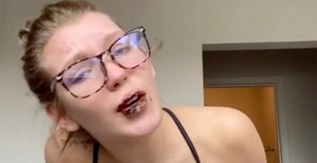 Labios negros y agrietados: el raro efecto secundario del COVID que sufrió una joven en EE.UU.