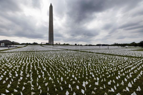 EE.UU honra a los muertos por Covid-19 con 600.000 banderas blancas en Washington