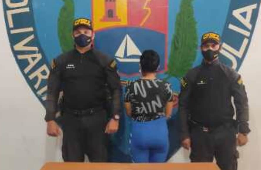 Presa mujer por azotar salvajemente a su hijo de 6 años con un fuete de Nim Presa mujer por azotar salvajemente a su hijo de 6 años con un fuete de Nim