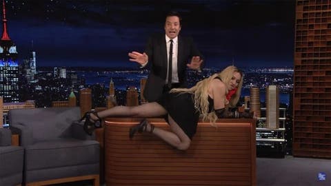 Madonna mostró la retaguardia en pleno show de Jimmy Fallon