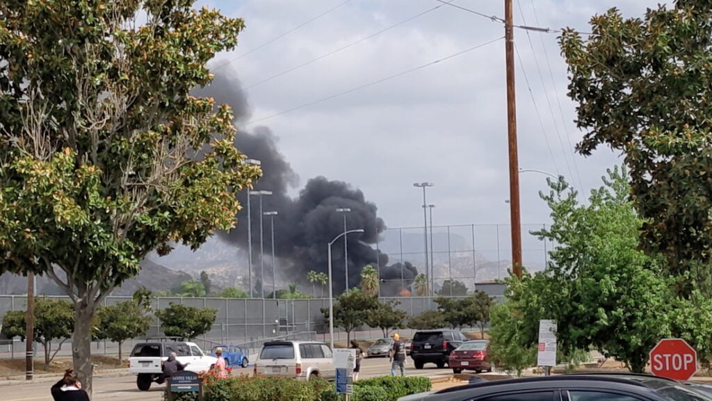 Dos muertos y dos heridos tras estrellarse una avioneta cerca de una escuela en California (VIDEOS)