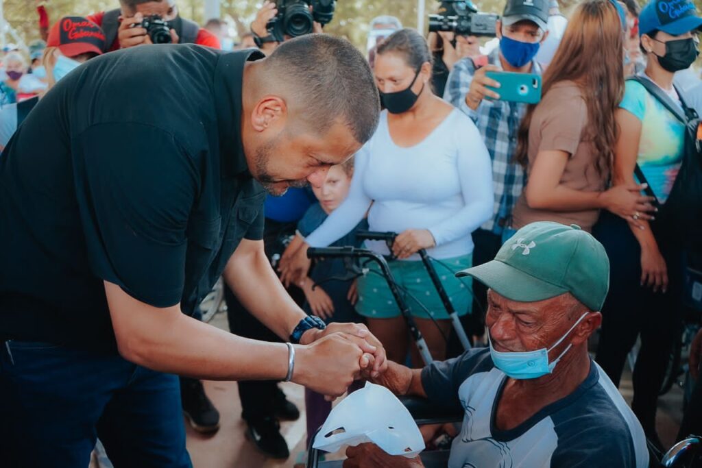 ¡SIEMPRE EN LA CALLE! Gobernador Omar Prieto lideró entrega de medicamentos gratuitos casa a casa en Maracaibo