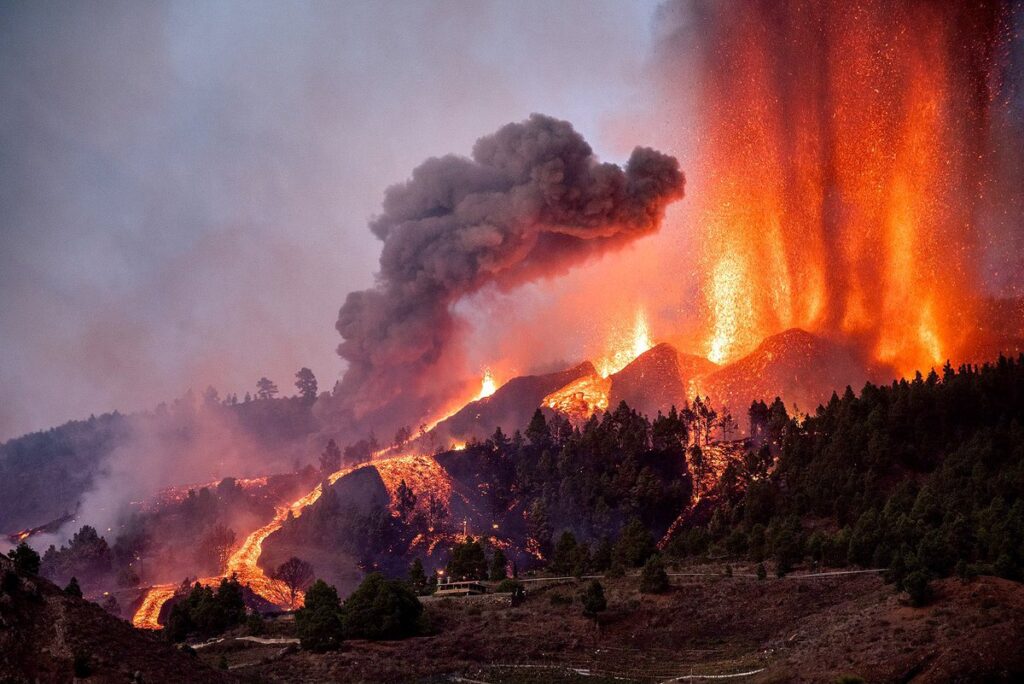 Instituto volcánico de Canarias graba deslave de lava en el volcán de la Palma Instituto volcánico de Canarias graba deslave de lava en el volcán de la Palma