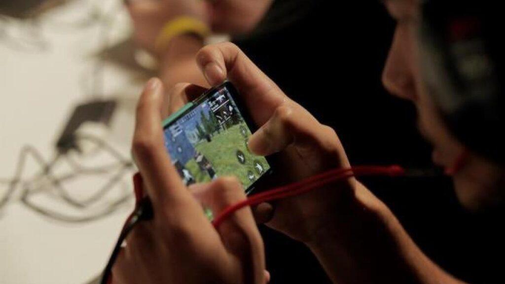 Vecinos aseguran que joven está poseído por jugar ‘Free Fire’; lo atan y oran (VIDEO)