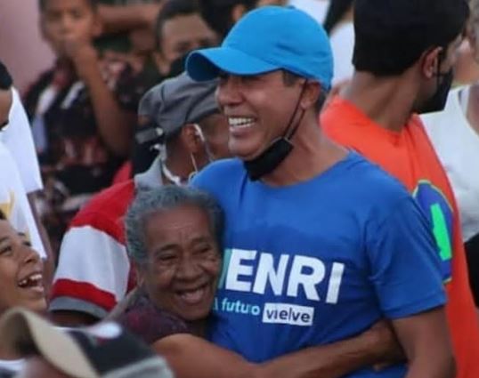 ¡SIN PROPUESTAS QUE OFRECER! Critican a Henry Falcon por tomar y botar cerveza en acto de campaña en Lara (VIDEO)