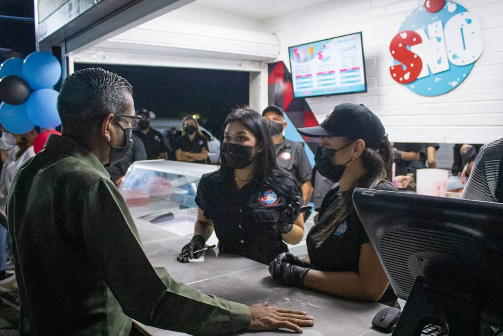 Casanova inaugura la primera feria de comida en la Vereda del Lago