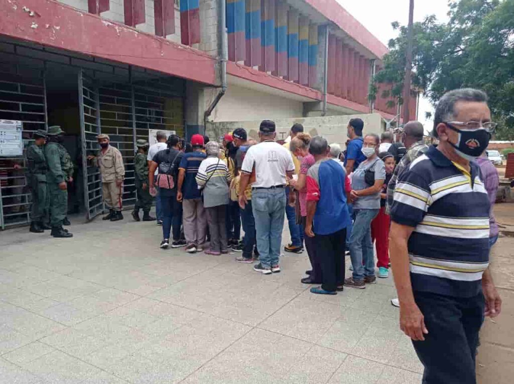 Encontronazos con simpatizantes de ambos bandos en el liceo Jesus Enrique Lossada donde votaron Prieto y Casanova (VIDEO)