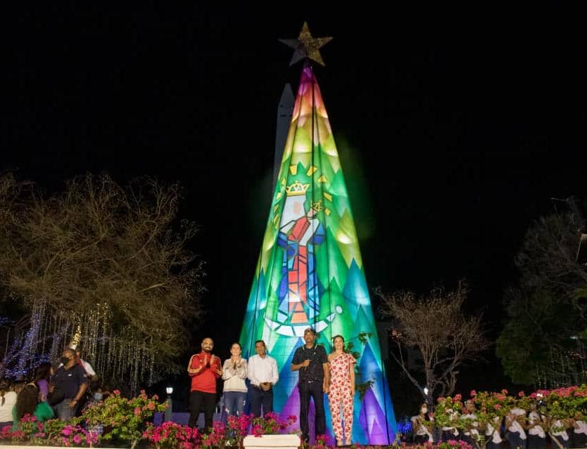 ¡LLEGÓ LA NAVIDAD! Autoridades encienden luces en la plaza de la República