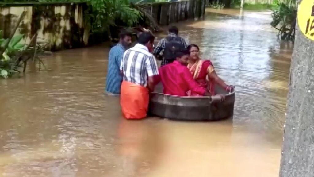 Una pareja llega a su boda en una gran olla, en medio de las masivas inundaciones que azotan la India (VIDEO)