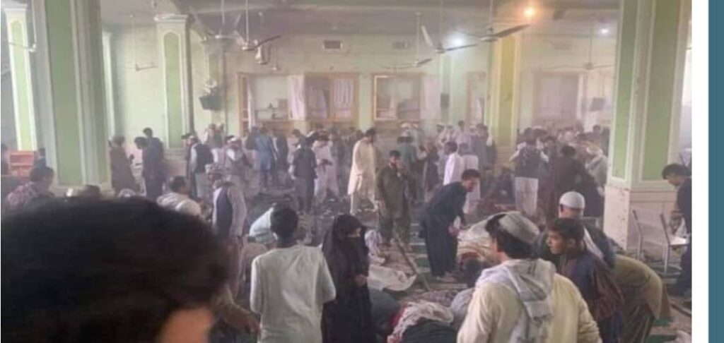 Al menos 32 muertos y 50 heridos en un atentado a mezquita afgana (fotos no apto para sensibles)