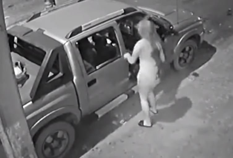 Mujer es apuñalada por su esposo al enterarse de que le era infiel y el amante la abandona herida (+Video)