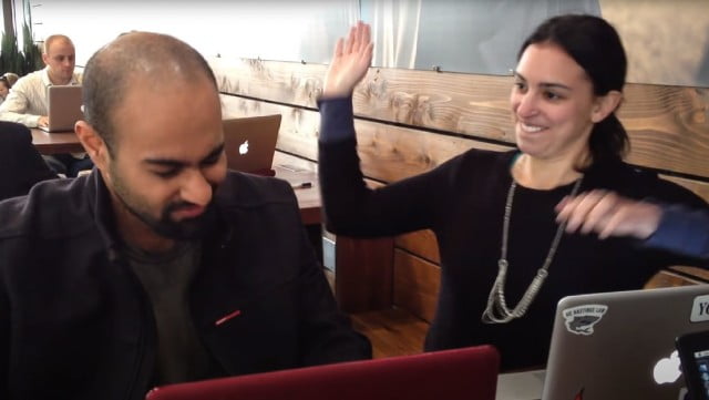 Un empresario pagó a una joven para que lo abofeteara cada vez que utilizara facebook (+vídeo)