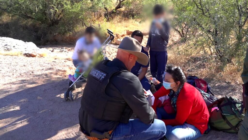 Rescatan a una familia venezolana en busca de asilo en el desierto de Arizona