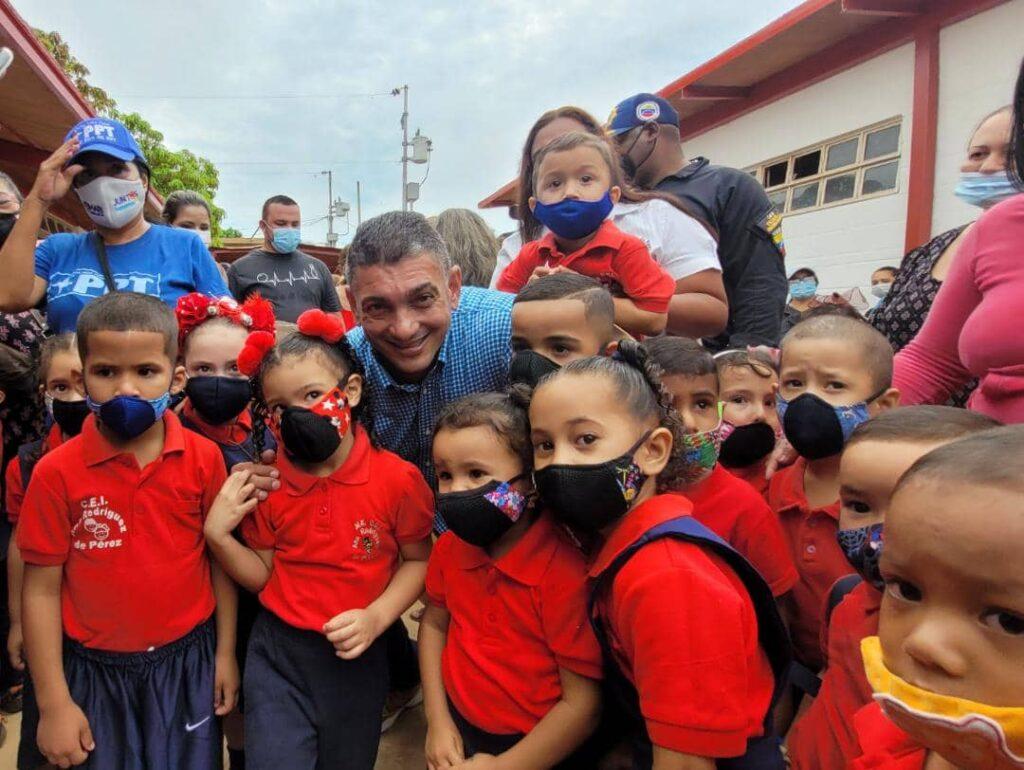 Alcaldía de San Francisco dotó de útiles y uniformes escolares a niños del CEI Ana Rodríguez de Pérez