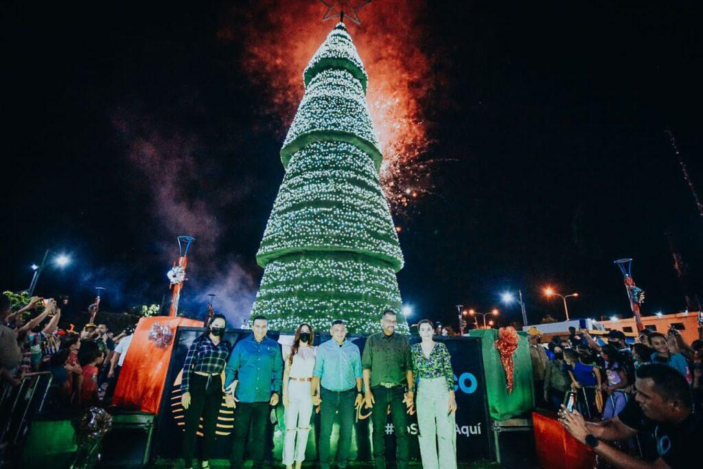 Con el encendido del arbolito y grupos musicales en tarima arrancó la Feria del Lago 2021 (+fotos)