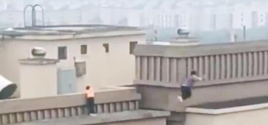 El inquietante video de dos niños realizando saltos de parkour entre edificios de 27 pisos