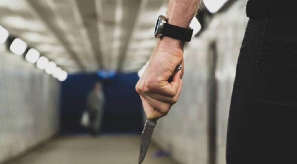 Trabajador del Metro hirió con un cuchillo a dos hombres, quería subir a un bus sin pagar pasaje