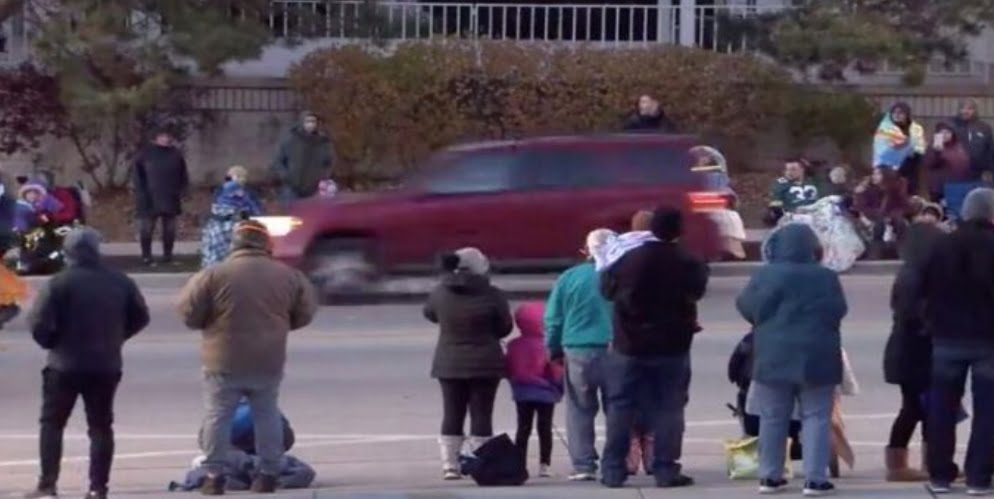 Varios heridos tras abalanzarse un auto contra un desfile navideño en EEUU