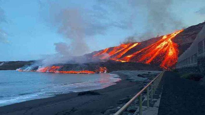 La lava vuelve a llegar al mar en La Palma y obliga a confinar a la población Lava del volcán de La Palma llega al mar por un tercer punto