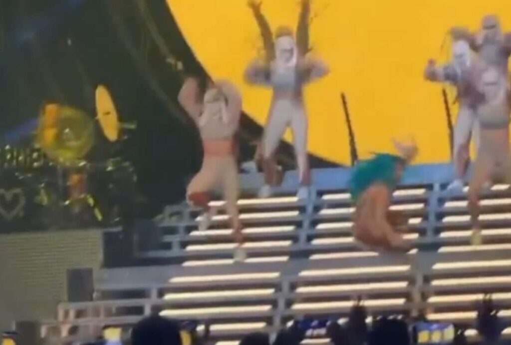 Aparatosa caída sufrió Karol G durante concierto (Video)