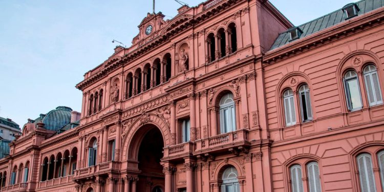 Falsa alarma de bomba generó caos en «La Casa Rosada» Argentina