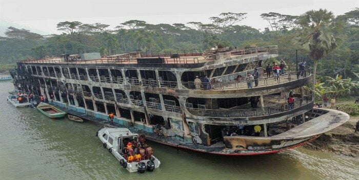 Incendio de un barco en Bangladesh dejó alrededor de 36 fallecidos y más de 100 heridos
