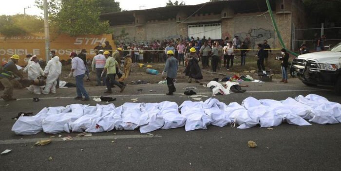 Un vídeo muestra que camión que se volcó en México con migrantes no fue revisado