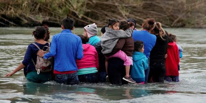 Policía mexicana rescata a cinco migrantes de la orilla de río Bravo